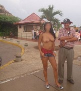 Desnuda en la calle!